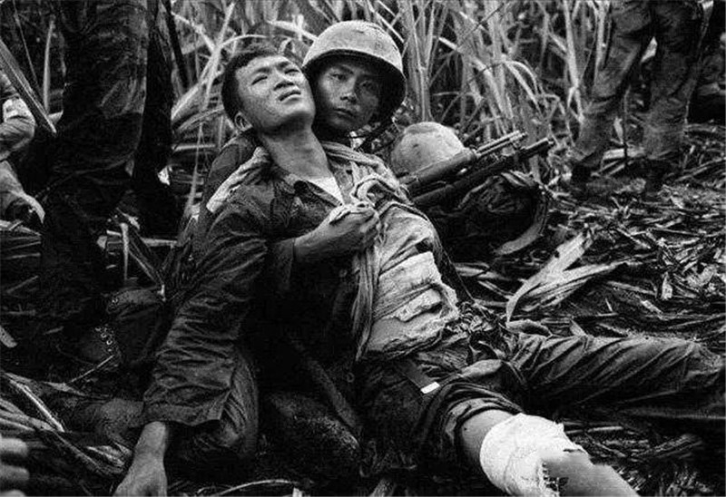 越南战争残酷老照片:图1俘虏一脸希冀,图5士兵脸上写着不适应