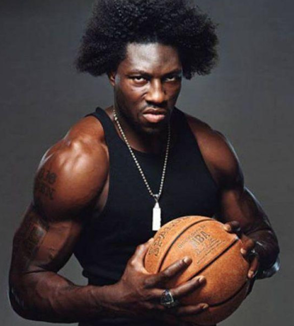 nba粗壮的"麒麟臂:奥尼尔肌肉块头,比美女主持头还大!