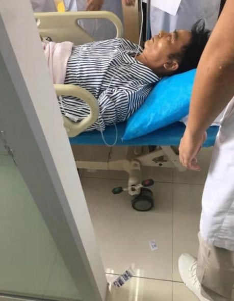 太太得知后,改行程前来探望他