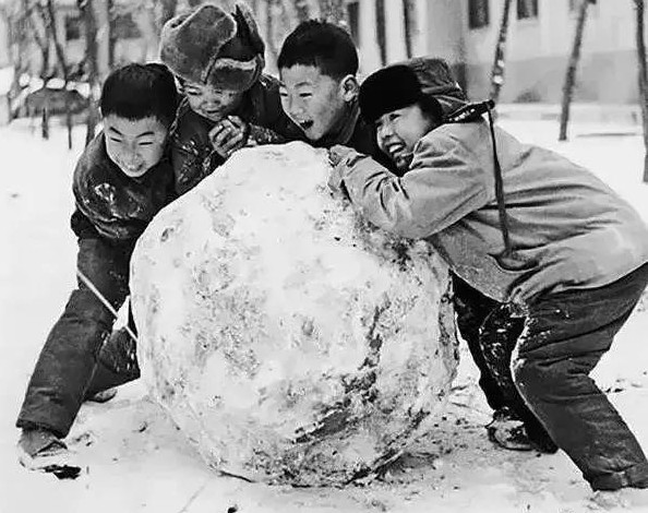 那个年代,下雪是小孩子最期待的,几个人一块滚个大雪球,我小时候滚的