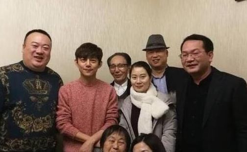整整低调了二十几年,何炅家庭背景终于曝光,网友:低调