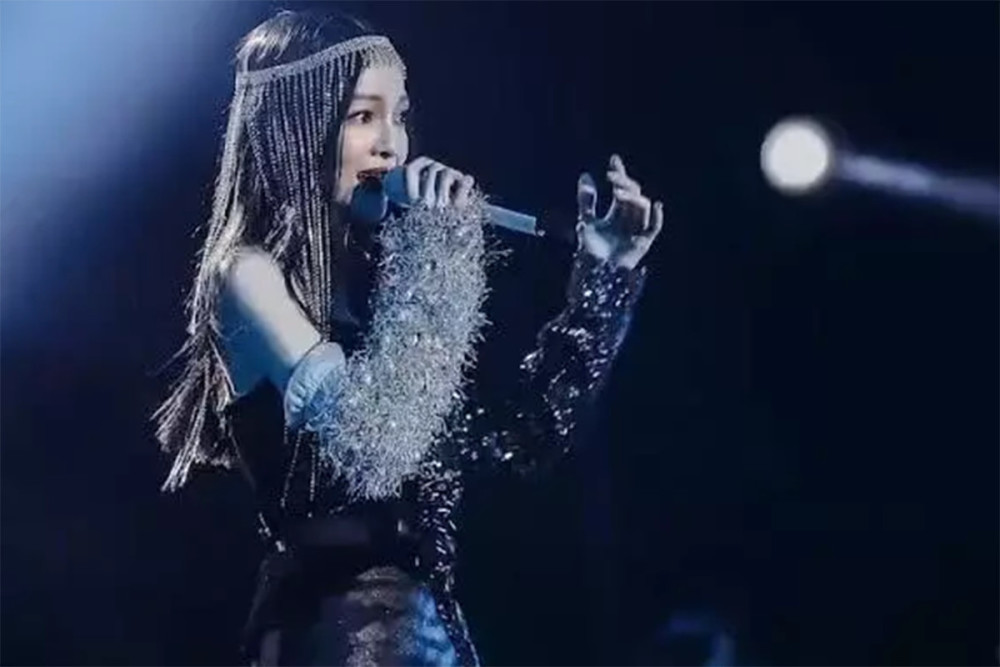 张韶涵演唱会造型风格多变,每一个都让人眼前一亮,网友:优秀!