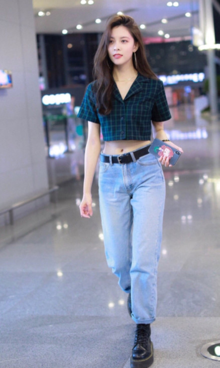 有一种本命鞋子叫宋妍霏,马丁靴搭配短上衣,网友:泫雅
