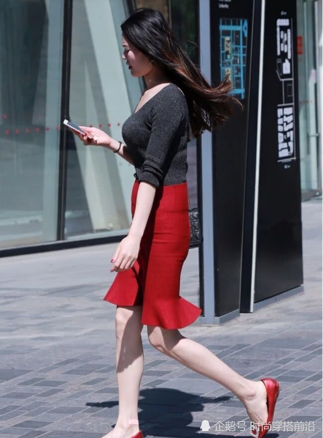 "微胖"的中年妇女,用红裙子发挥自己的成熟美!
