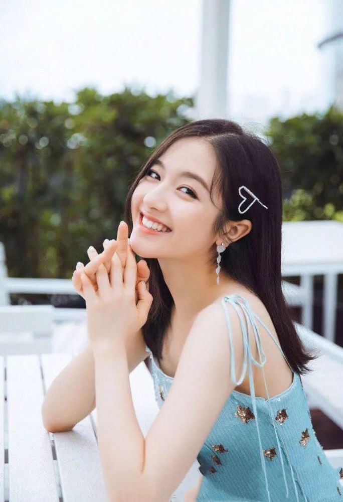 李兰迪变瘦后简直太漂亮了!穿吊带裙亮相笑得十分温柔