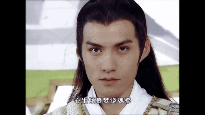 严宽的英俊是带着邪气的,眉宇生来三分邪,是有点坏坏的帅气,私以为