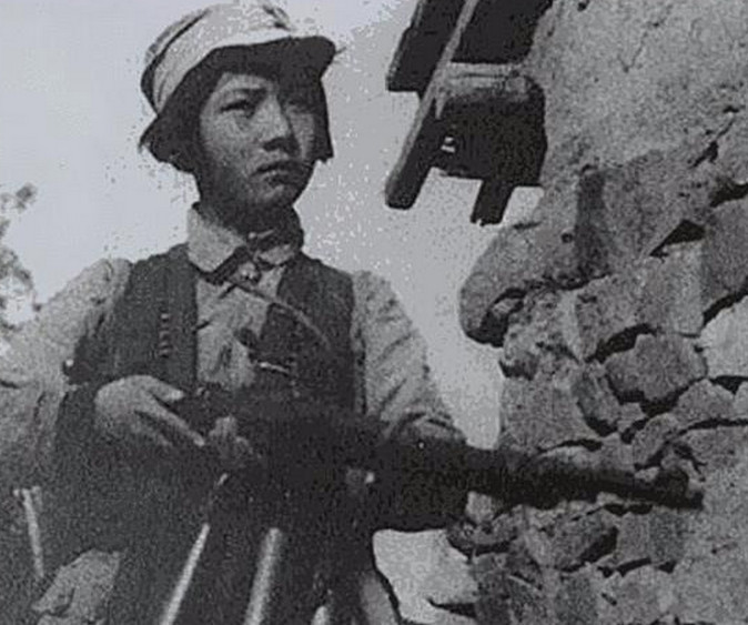 手持冲锋枪的女八路军