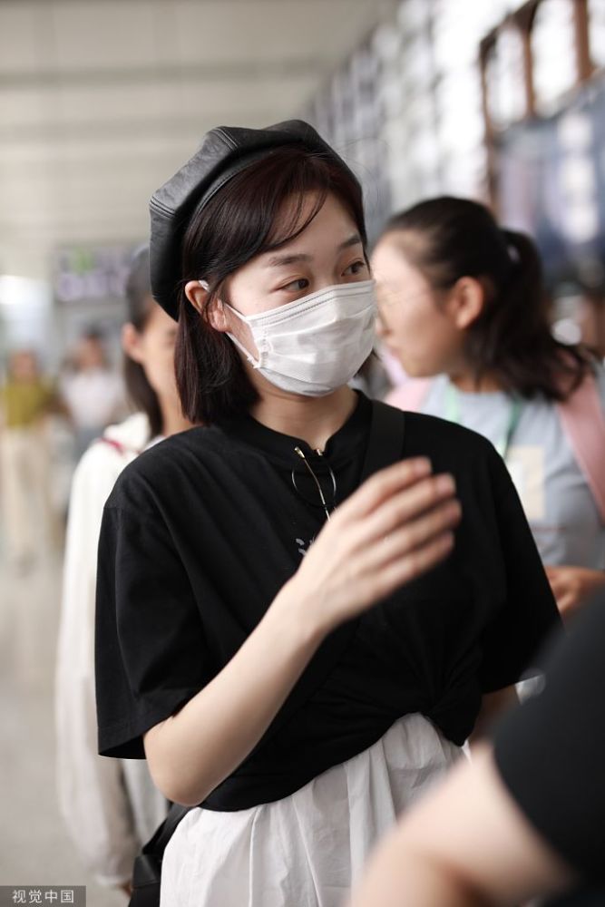 李子璇素颜遮面难掩白嫩肌肤,短发更加甜美,惹人喜爱!