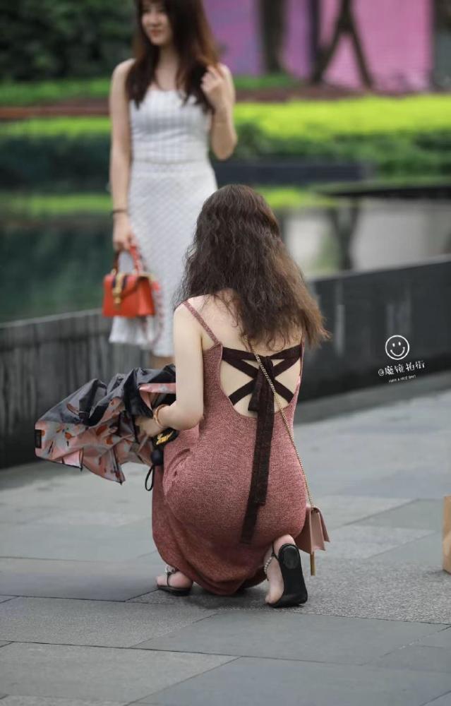 红色针织吊带长裙街头拍摄,背影真迷人!