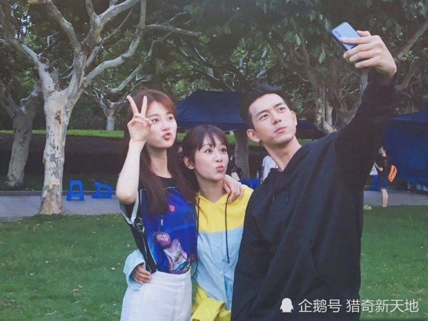 李现晒和杨紫合照,谁注意到他的配文了,网友:太直白了
