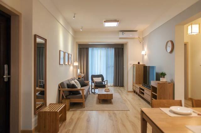 客厅,硬装十分简洁,原木地板搭配原木色的家具,整个空间都透露着一股