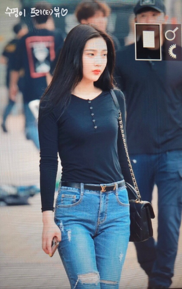 redvelvet joy壁纸,黑色t恤配牛仔裤,少女感十足