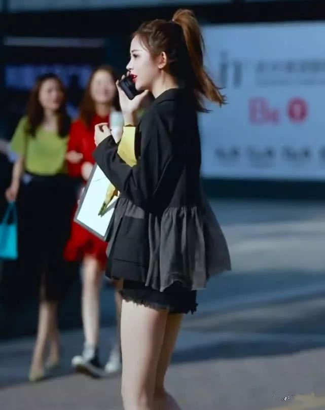 小姐姐这是史上最短裙子吧!跟衬衫完全融为一体,网友