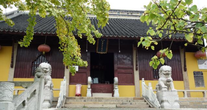 圣恩禅寺坐落在苏州市吴中区光福玄墓山东南,柴庄岭下.