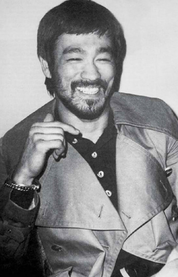 李小龙珍贵老照片 李小龙和儿子李国豪在训练 李小龙古装的样子