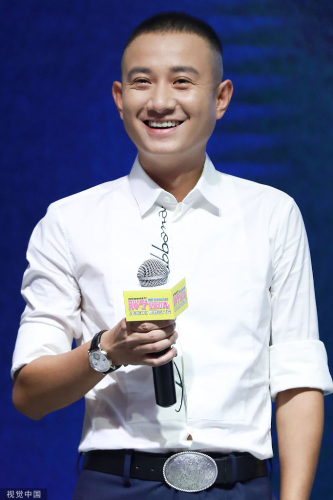 文章凭借小男人形象获得名利,风光无双.