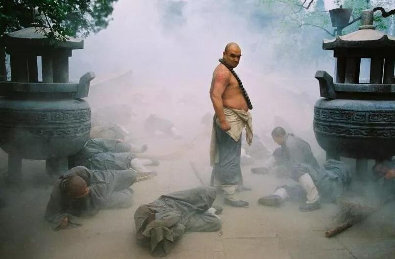 心高气傲连老虎都敢打的武松,为何心甘情愿给鲁智深当