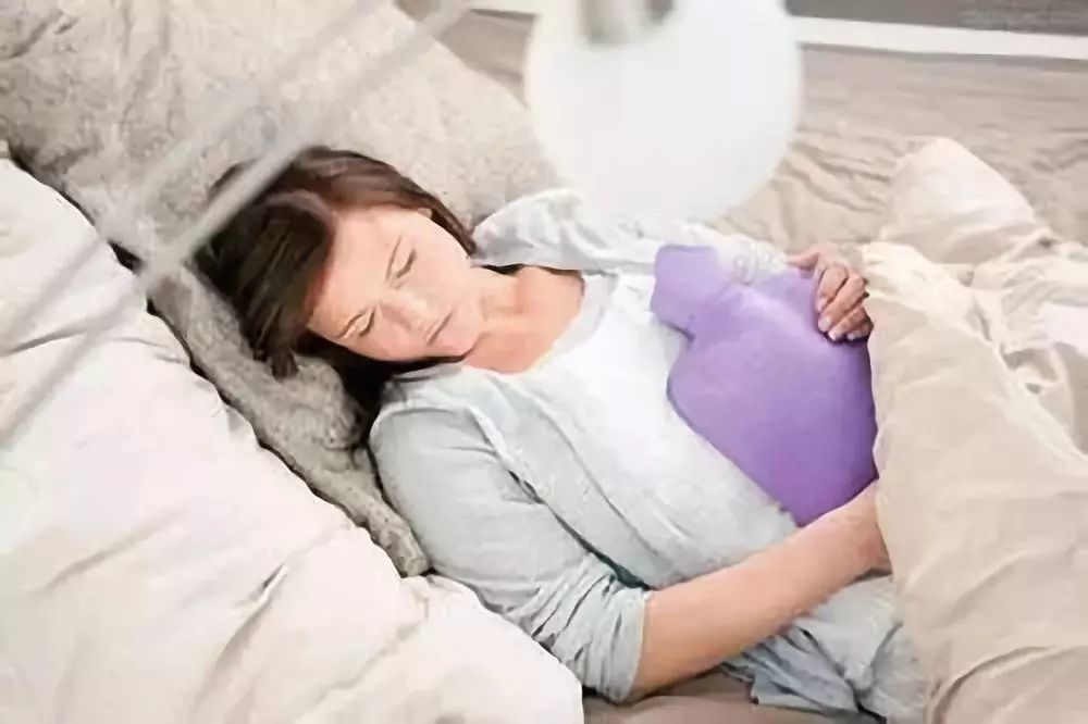 所以半夜痛经立即把 暖宝宝,热水袋拿出来敷在 小腹上,若是腰酸也可以
