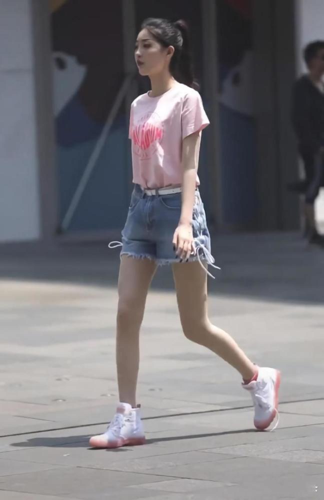 摄影:她弯腰的那一刹那,彻底迷失自己了