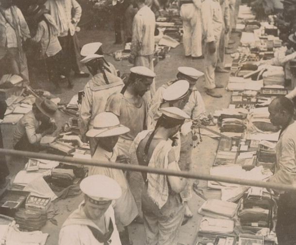 1900年8月,香港小商贩在海拉号巡洋舰上摆摊