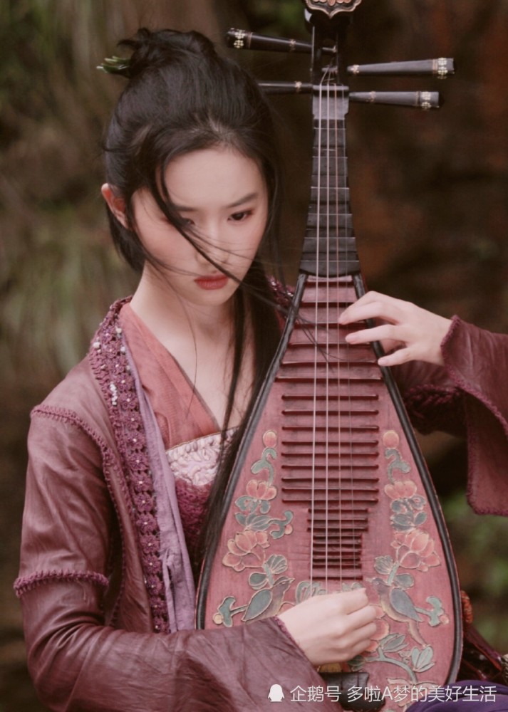 女明星弹琵琶照,躲过了鞠婧祎和周洁琼,看到她才知何为倾国倾城