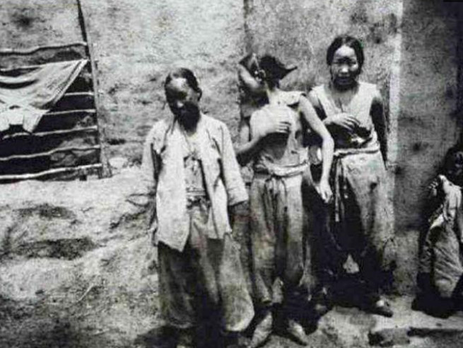 5张珍贵的清朝照片:穷人家媳妇衣不遮体,富人家公子挥霍无度