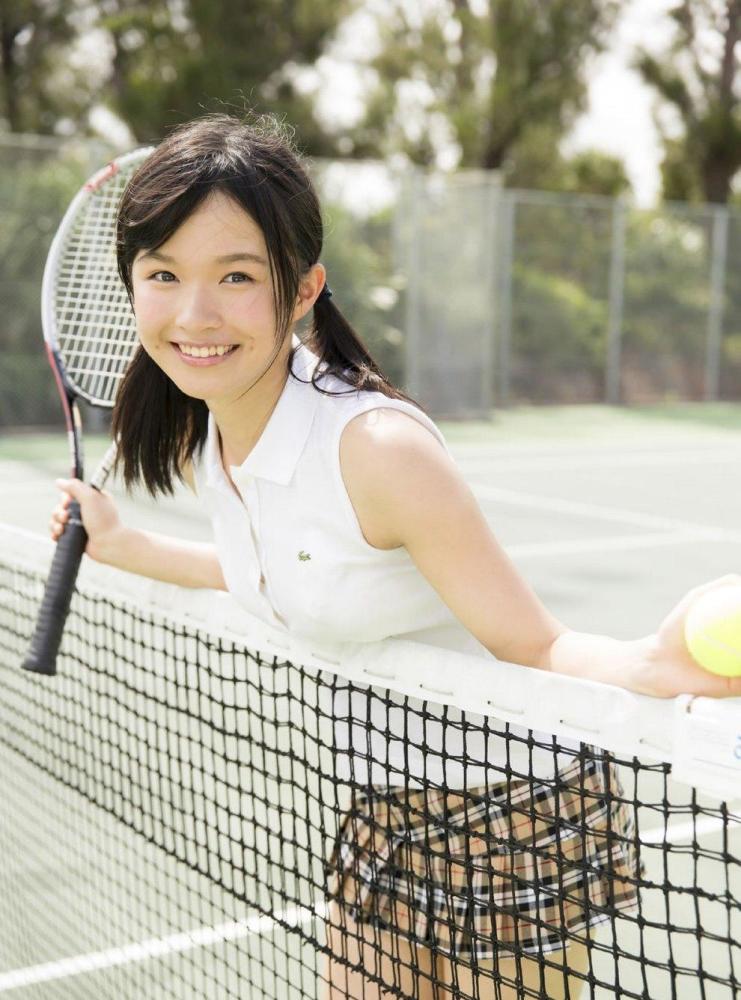 日本清纯可爱美女百川晴香网球场写真