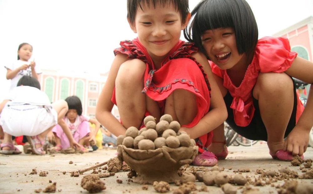 但是又有几个家长知道,玩泥巴是小孩子的天性,而且对孩子还有不少好处