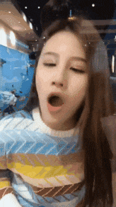 搞笑gif:哥们,你这出门回头率真是老高了!