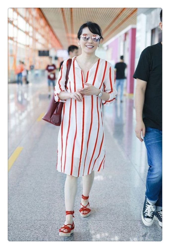 48岁俞飞鸿终于高调,一身大红条纹裙走机场,脚上的鞋子亮了!