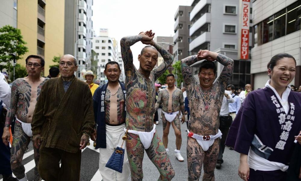 日本人上街展示传统纹身,经典又可怕的信仰