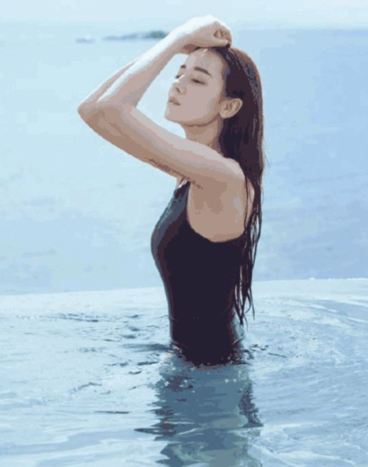迪丽热巴泳装照首次曝光,看到她从水里站起来那刻:我要窒息了!