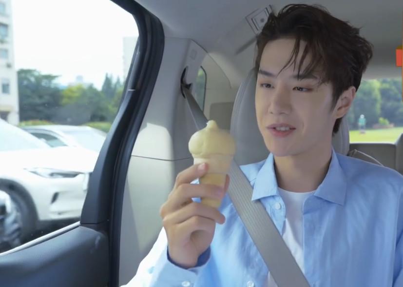 有一种"炫富"叫王一博,看他吃冰淇淋的一幕:等我有钱也这么吃