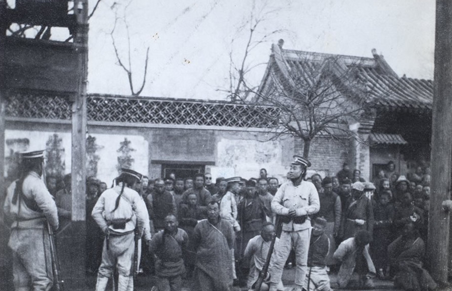 1912年老照片:图1北京街头的骡驮轿,图3婚礼上的大花轿!