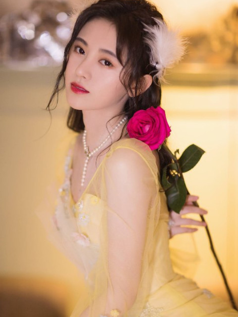 本以为鞠婧祎穿古装够美了,看到她穿上礼服,网友:这是