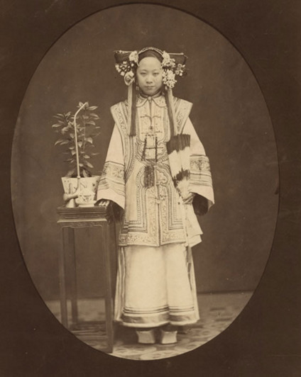 年轻满族妇女
