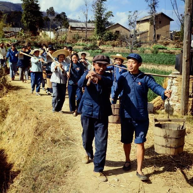 1971年中国农村历史老照片:劳作归来的农民.