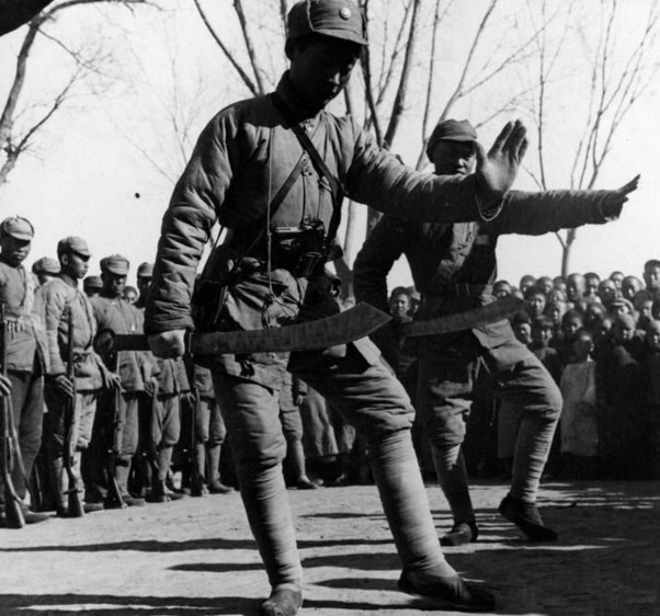 抗战时期老照片:图2抗战胜利日军被遣返,图4八路军在表演节目
