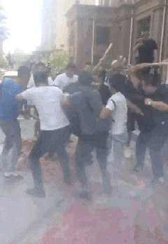 搞笑gif:兄弟,千万要忍住!输了她就要嫁给你了