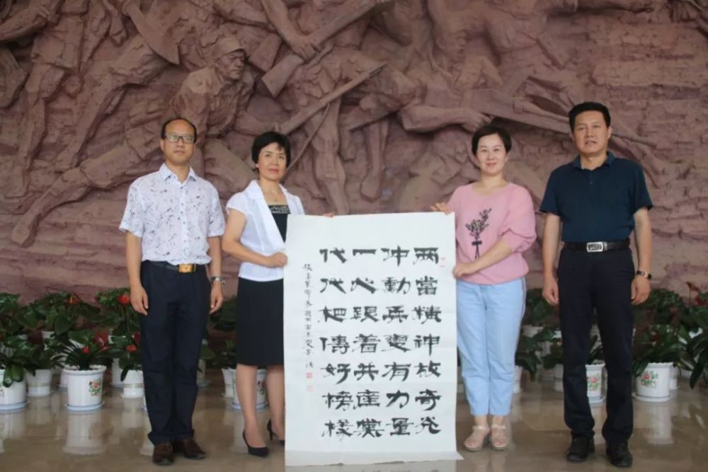 《关注》军旅作家张勇同志向两当兵变纪念馆捐赠书籍与画作