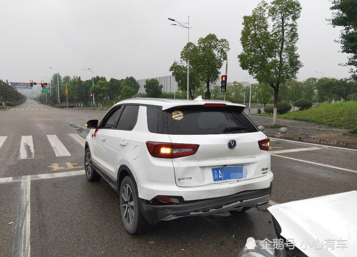 长安cs55遭长安奔奔追尾 网友:一看就知道是不是亲生的