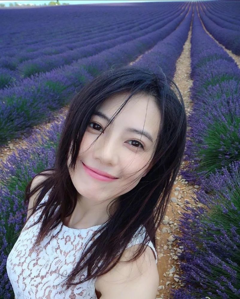 不管是意外惊喜还是夫妻的早有准备,40岁高圆圆早已拥有属于她的通透