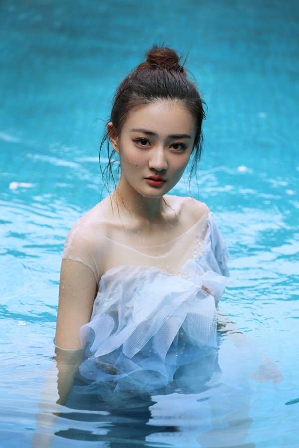 徐璐早期的水中写真曝光,没想到是如此的迷人