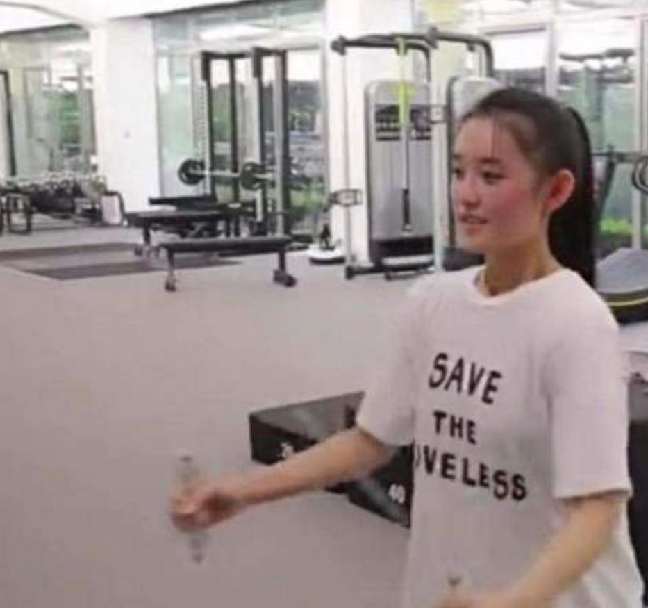 蒋依依健身房浑汗如雨,意外脱妆照被助理爆出,整没整容一目了然