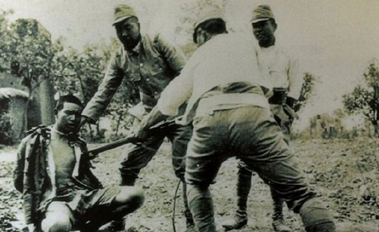 侵华老照片:图一日军强迫学习日语,图五日本鬼子射击平民百姓