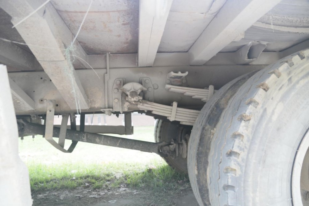 运输挖机主要的压载区是左右两端,在大梁的侧面焊接了钢条保证两端的
