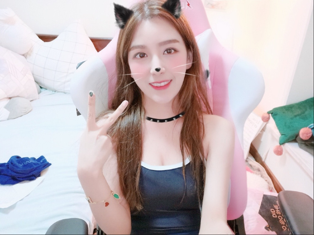最会玩梗的主播,rita:你烬我纳尔,他直播女装被黑屏警告
