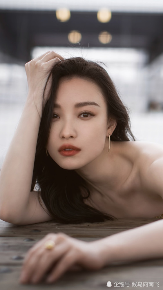 倪妮真的是可盐可甜的典范,穿"黄金"礼服太撩人,笑起来心动了