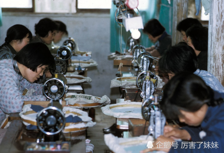 70年代的中国:服装厂车间里认真工作的工人.