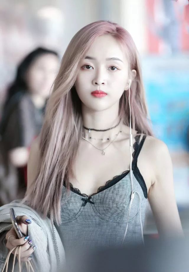 吴宣仪撩起来真是清爽怡人,穿吊带裙可爱又性感,浑身散发女人味